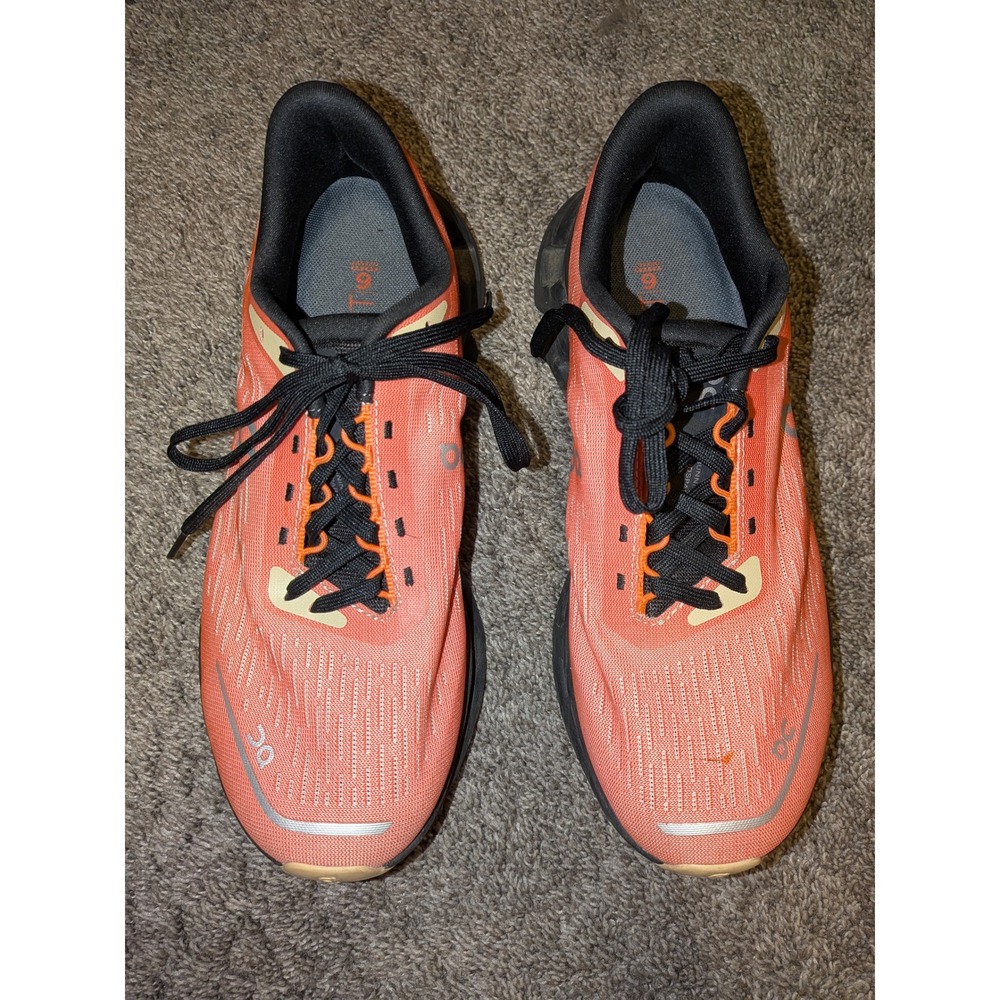 On clouds sneakers size 8